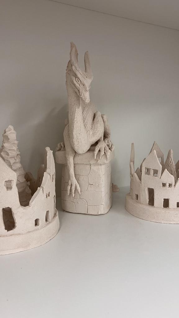 Un dragon réalisé en poterie